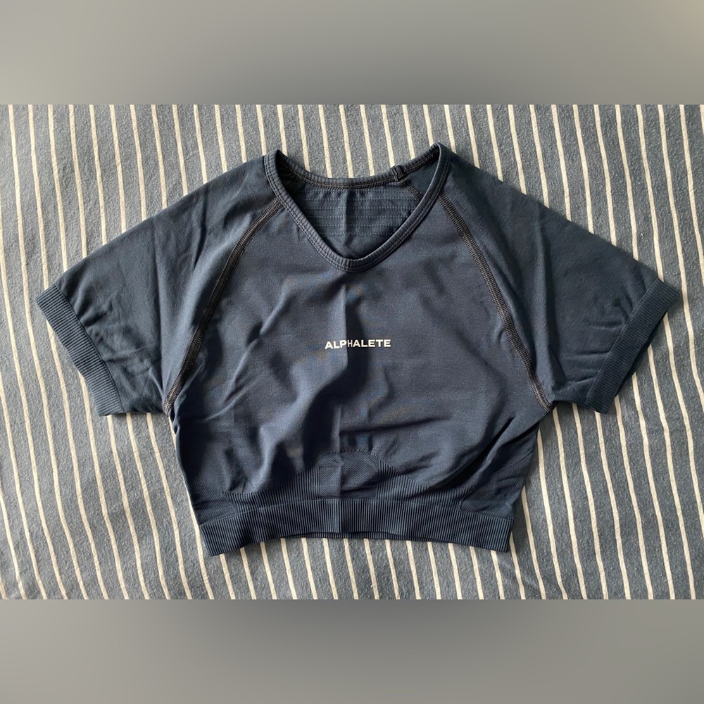 *BNIB* Alphalete Amplify V-neck Crop Top. Size XS